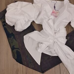 NWT Chicwish white crop top blouse sz XS with front tie